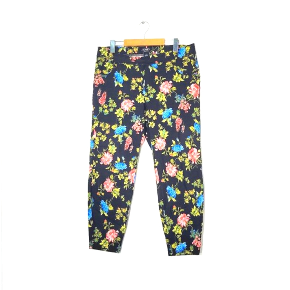 Soho Apparel Women's Blended Fabric Floral Elastic Waist Capri Pants Size Large